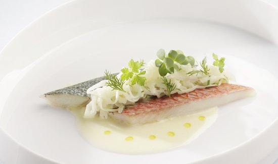 Fisch auf Weinkraut mit Meerrettich-Beurre blanc