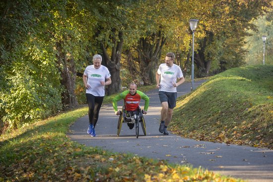 Behindertensportler Thomas Frühwirt mit zwei weiteren Joggern